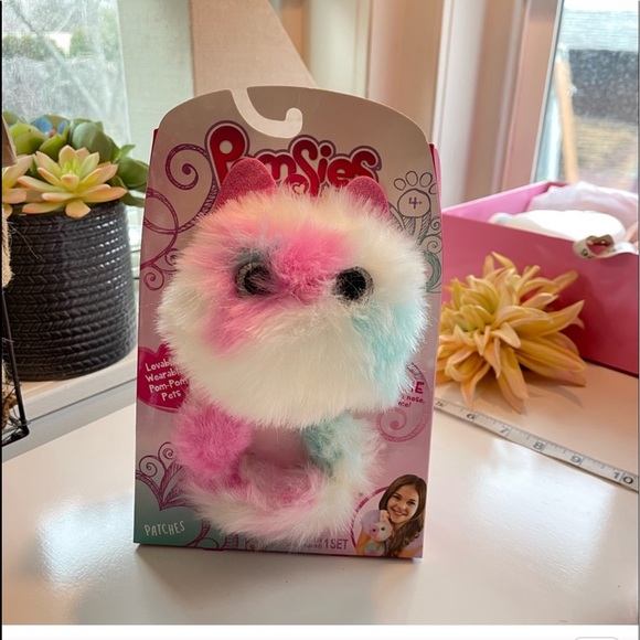 - Pomsies interactive plush wrist toy with brush - Picture 4 of 4